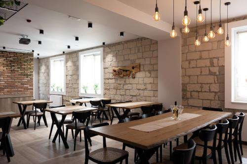 uma sala de jantar com mesas e cadeiras de madeira em EcoDor em Orhei
