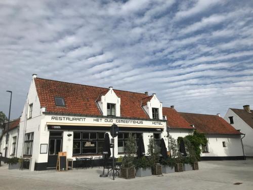 ダンメにあるHet Oud Gemeentehuisの赤屋根白い建物