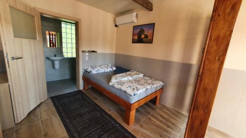 1 dormitorio con 1 cama y aseo en una habitación en Tawerna Rataje Pokoje Gościnne, en Chodzież