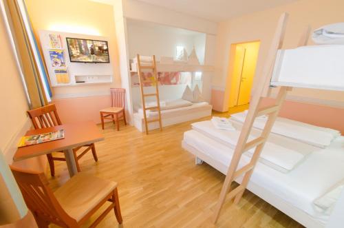 Katil dua tingkat atau katil-katil dua tingkat dalam bilik di JUFA Hotel Hochkar