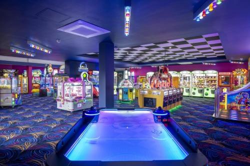 una sala de juegos con mesa de billar y juegos recreativos en Luxurious Three Bedroom Caravan, en Jaywick Sands