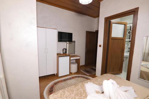 Habitación con 1 dormitorio con 1 cama y TV. en Royal Gur Hotel, en Estambul