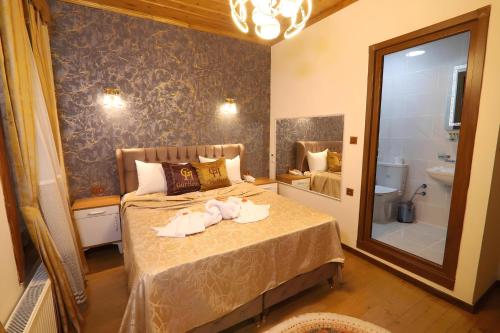 1 dormitorio con 1 cama con toallas en Royal Gur Hotel, en Estambul