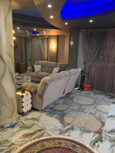 - un salon avec un canapé et une table dans l'établissement Ismailia, à Ismaïlia