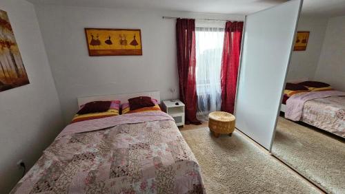 a bedroom with two beds and a mirror at Ferienzimmer bei Thomas in Ulm