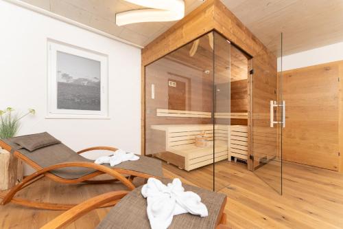 a sauna with a glass shower in a room at A Casa Elegance in Längenfeld