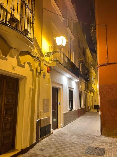 un callejón vacío en un viejo edificio por la noche en Sevilla DosTorres, en Sevilla