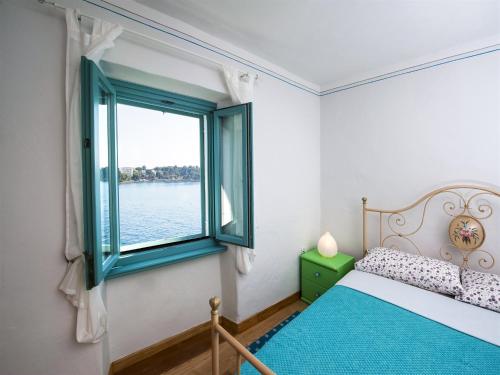 una camera con letto e finestra di Apartment Pastello a Rovigno (Rovinj)