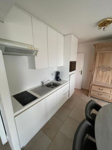 Kuchyň nebo kuchyňský kout v ubytování Appartement met zeezicht en zicht op casino