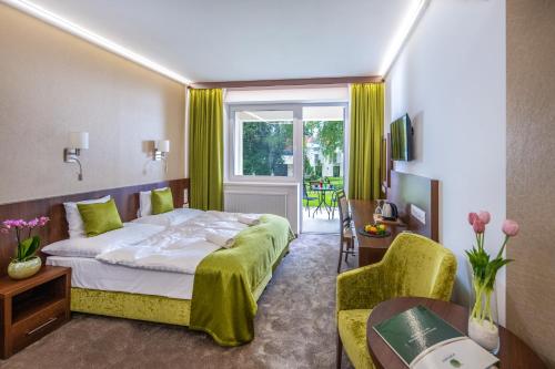 Postel nebo postele na pokoji v ubytování Szarvaskút Hotel