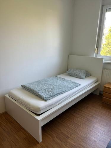 Bett in einem weißen Zimmer mit einer Matratze in der Unterkunft Montel PARK - Traun in Linz