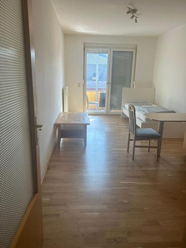 een kamer met een bureau, een tafel en een stoel bij Montel PARK - Traun in Linz