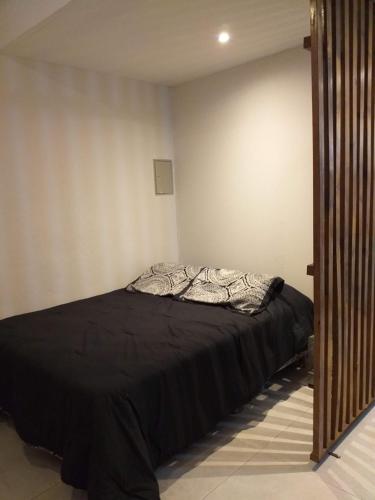 ゴドイ・クルスにあるModerno Monoambiente con estacionamientoのベッドルーム1室(ベッド1台、黒毛布付)