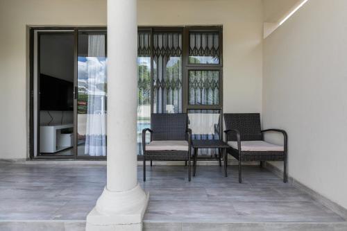 Ein Balkon oder eine Terrasse in der Unterkunft Signature Lodge