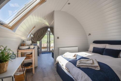 Cedar في بريدبورت: غرفة نوم صغيرة بها سرير ونافذة