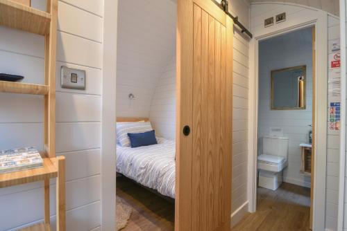 Dormitorio pequeño con cama y aseo en Cedar en Bridport
