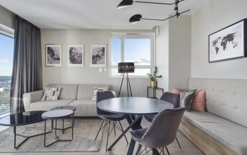 a living room with a table and chairs and a couch at Poznań Apartments Towarowa in Poznań