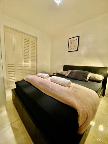 Кровать или кровати в номере Charmingly cozy 2 beds apartment