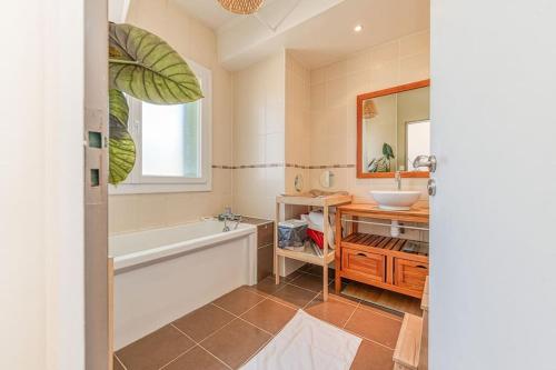 uma casa de banho com uma banheira e um lavatório em Proche Parc Paul Mistral, 2 chambres, wifi, balcon em Grenoble