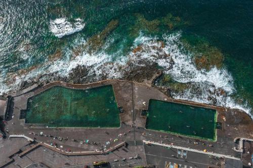an aerial view of the ocean and a beach at Casa con jardin para familias y grupos in Tegueste