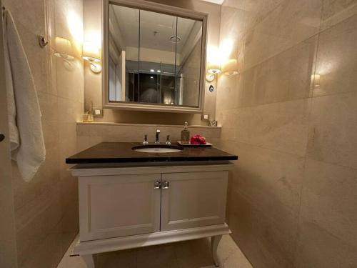 y baño con lavabo y espejo. en Emaar’da konforlu bir konaklama, en Estambul