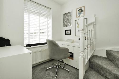 Imagine din galeria proprietății 4 Bedroom Home In Brighton With Hot Tub în Brighton & Hove