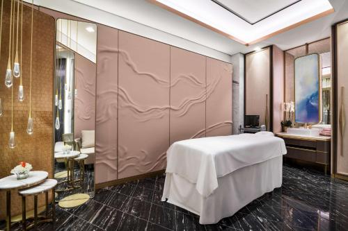 科威特Waldorf Astoria Kuwait的一个带白色桌子和水槽的spa室