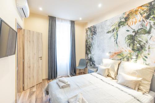 um quarto com uma cama e uma grande pintura na parede em Jungle Apartment with 2 Bathrooms em Budapeste