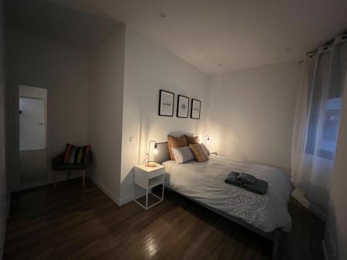 a bedroom with a bed and a table with a lamp at Loft RioArga. Comodidad y Estiloa a 5 min Centro. Nuevo!!! in Pamplona