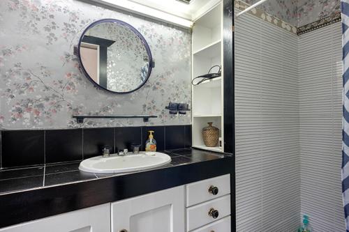 a bathroom with a sink and a mirror at Juliana's Cottage 4 Bedroom Katoomba Home in Katoomba