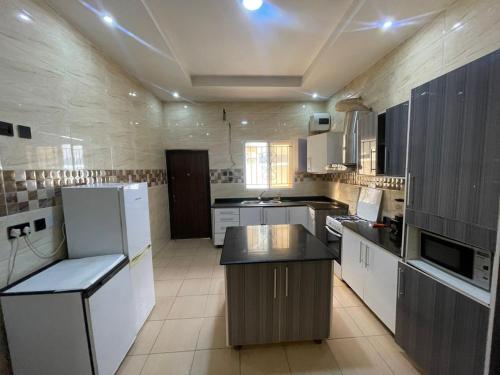 Kuhinja oz. manjša kuhinja v nastanitvi Immaculate 4-Bed detached duplex in Lekki Chevron