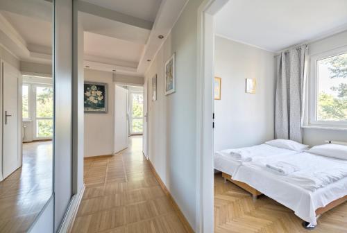 ソポトにあるDom & House - Apartment Monte Cassino Familyのベッドルーム1室(ベッド2台、窓付)