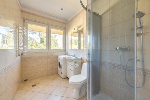 a bathroom with a toilet and a shower at Dom & House - Apartment Monte Cassino Family in Sopot