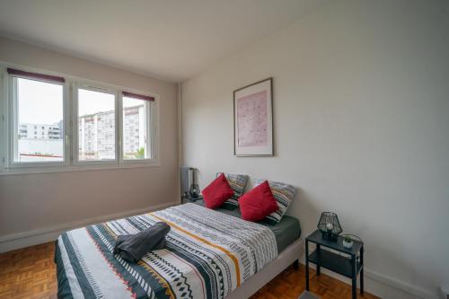 - une chambre avec un lit et des oreillers rouges dans l'établissement Good Vibes, à Joinville-le-Pont