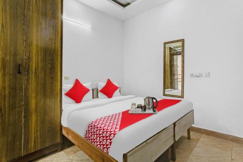 een slaapkamer met een bed met rode kussens bij OYO Flagship Premium Inn in New Delhi