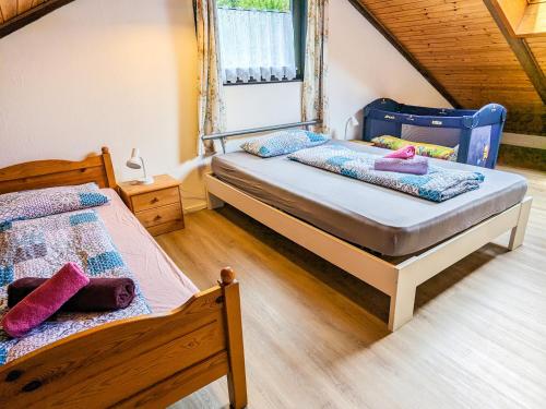 1 dormitorio con 2 camas y ventana en Im Herzen der Natur, en Herdwangen-Schönach