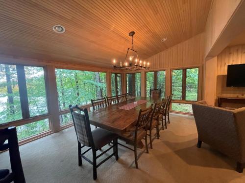 una sala da pranzo con un grande tavolo in legno e sedie di Serenity On Lake Owen Condo a Cable