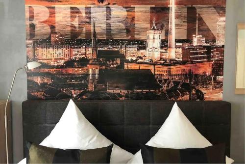 a wall with a picture of a city at Zum Fuchsbau - Schöneiche bei Berlin in Schöneiche