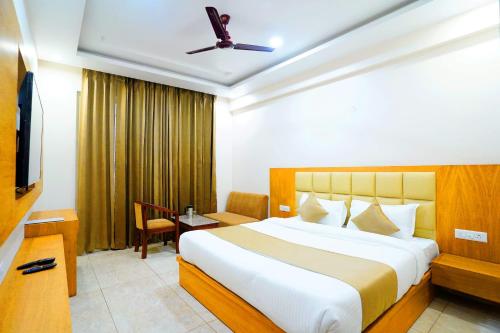 una camera d'albergo con letto e TV di Hotel Amansara a Lucknow