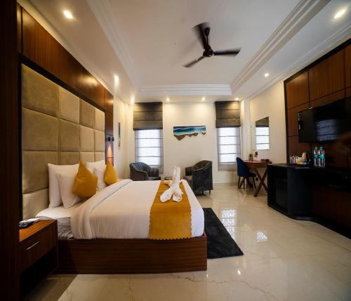 a hotel room with a bed and a desk at HUE GUH The Porto Candolim in Calangute