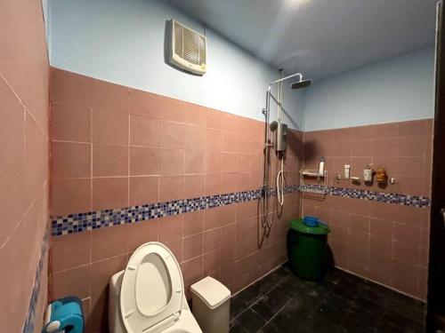 La salle de bains est pourvue de toilettes et d'une cabine de douche. dans l'établissement Lakefront Tree Escape in Buriram, Thailand, à Buriram