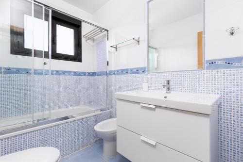 Koupelna v ubytování Home2Book Casa Etone, BBQ, Terrace & Pool