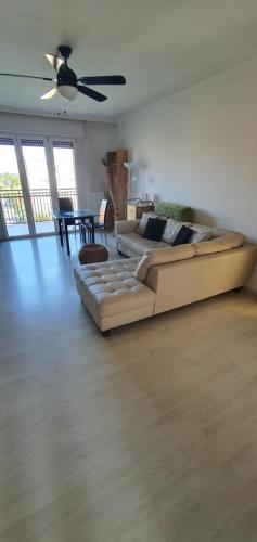 uma sala de estar com um sofá e uma mesa em Appartamento policlinico San Donato Milanese em San Giuliano Milanese