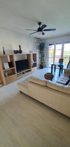 uma sala de estar com um sofá e uma televisão em Appartamento policlinico San Donato Milanese em San Giuliano Milanese