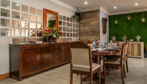 ミデルバーグにあるDiamond Rose Guest Houseの木製のテーブルと椅子のあるダイニングルーム