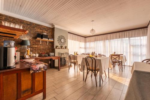 a kitchen and dining room with a table and chairs at Diamond Rose Guest House in Middelburg