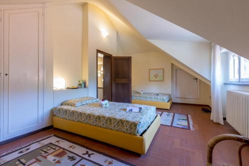 マリーナ・ディ・ピエトラサンタにあるVilla Piero with pool - Happy Rentalsのベッドルーム1室(ベッド2台付)、階段