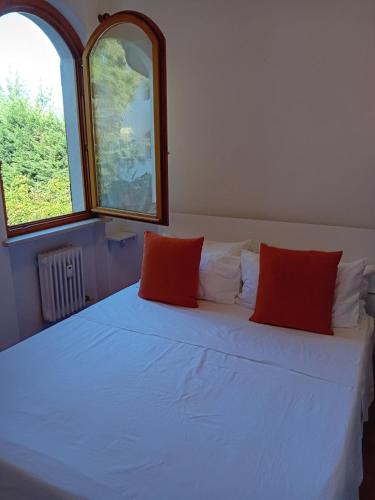 1 dormitorio con 1 cama blanca y 2 ventanas en Il Glicine sul Garda Appartamento Turistico en Peschiera del Garda