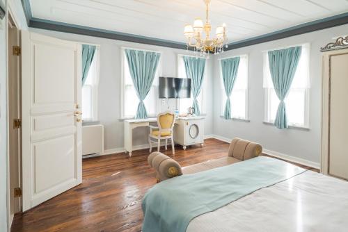 - une chambre avec un lit et un bureau dans l'établissement Best Pasaport Pier Otel Kadıköy, à Istanbul