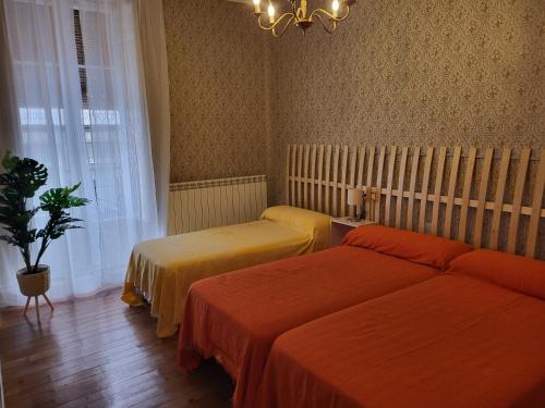 Llit o llits en una habitació de EL BALCÓN DE LA PLAZA.